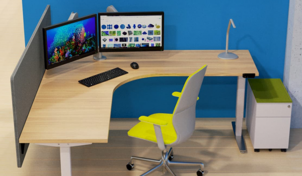 Ruang kerja sederhana dengan meja dan kursi ergonomis